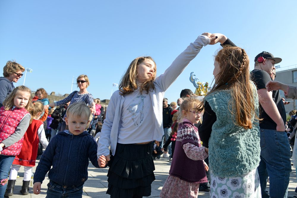 Bal des enfants. Le public est au rendez-vous de ce grand moment festif et familial.
Les enfants des écoles publiques de Saint-Nazaire mènent le bal sur les rythmes joyeux du trio Aman, accompagné du Chœur de l'Océan, du Bagadig et du bagadophone.