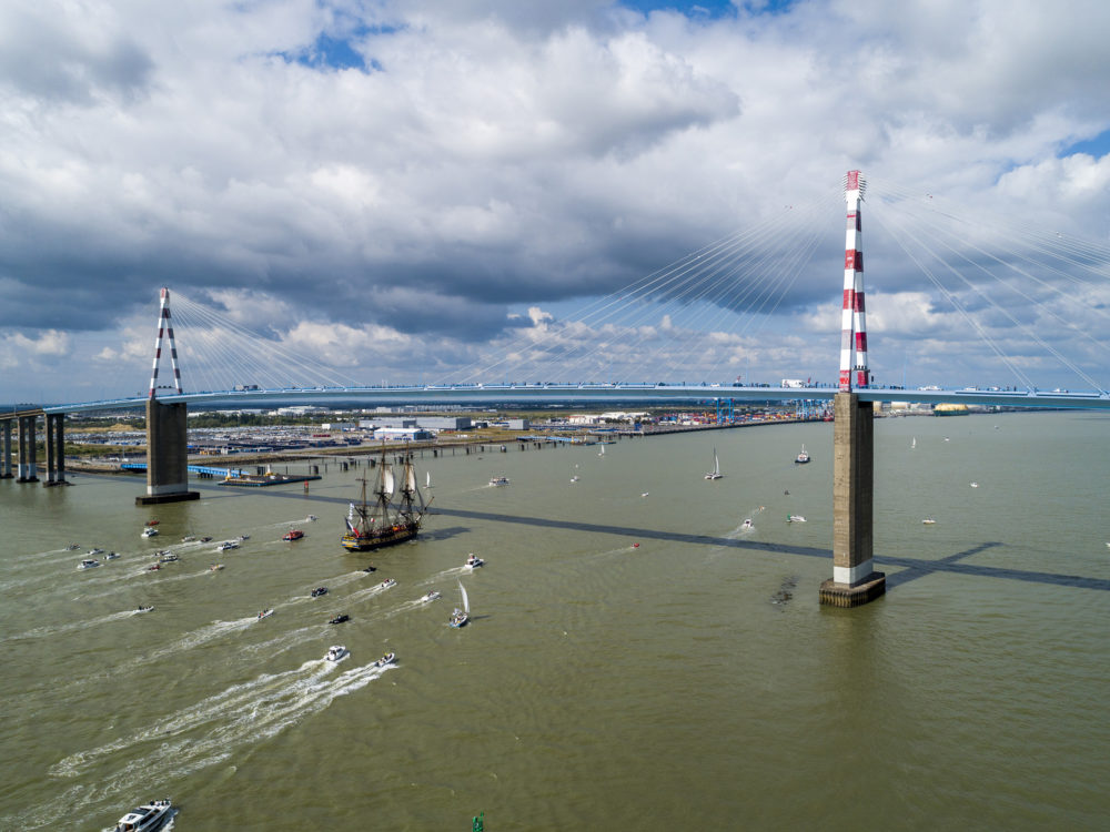 photo de debord de Loire, départ de Saint Nazaire. remontée de la Loire. passage sous le pont de saint nazaire. , l'hermione .