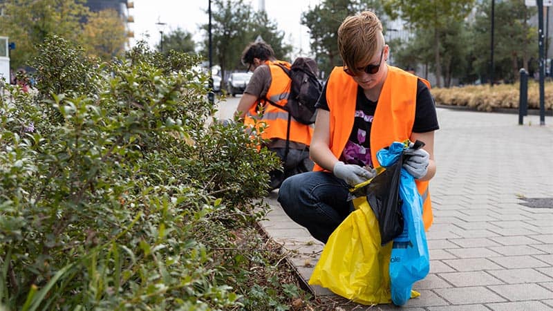 Les nantaises et nantais se mobilisent pour ramasser les déchets dans la rue, à son rythme ou au pas de course. Une bonne manière de se sensibiliser à la propreté urbaine, avec le soutien et l'accompagnement d'associations et d'agents municipaux dans le cadre de la journée internationale "World Clean up Day".
Quartier Malakoff, Nantes - 21/09/2019.