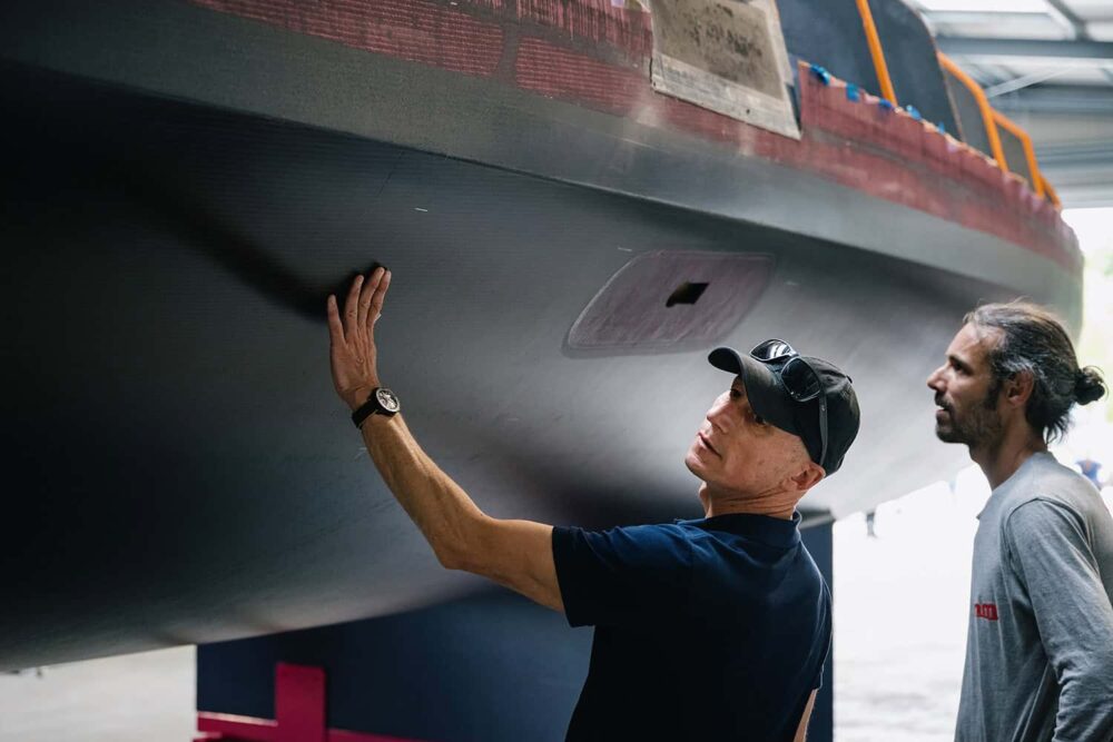 Démoulage de la coque du futur Imoca Les P'tits Doudous du skipper Armel Tripon, au chantier Duqueine Atlantique.