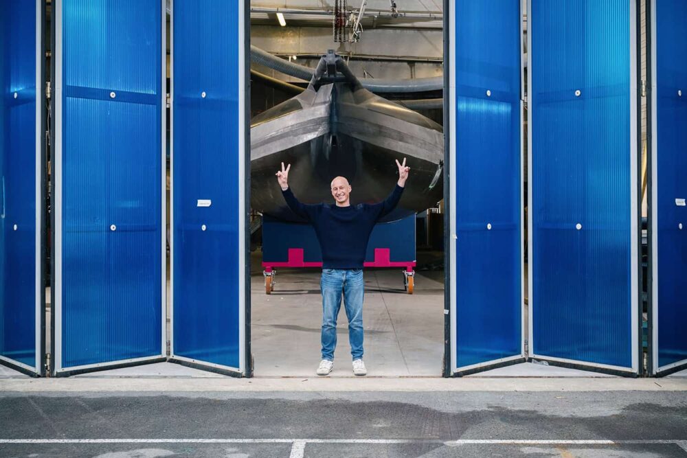 Le futur IMOCA Les P’tits Doudous du skipper Armel Tripon et son équipe à son hangar de destination à la Trinité-sur-Mer, après son transfert du chantier Duqueine Atlantique à Malville, en Loire Atlantique.
